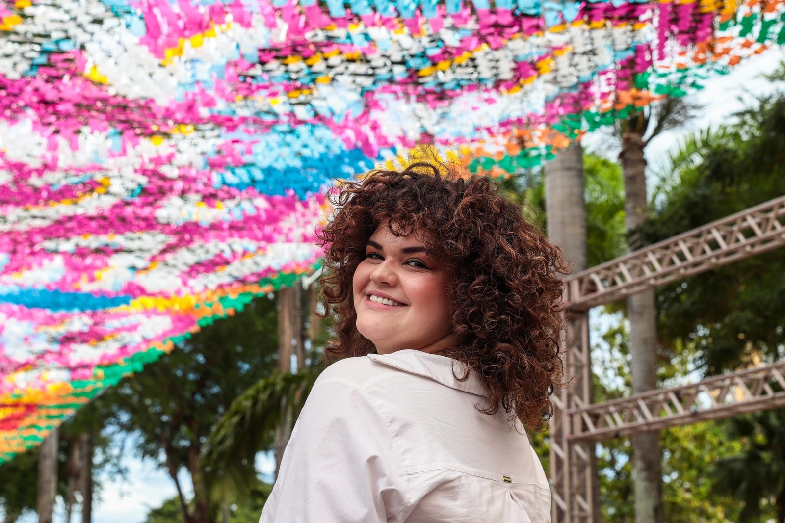 Laura Simões, filha de  Fabiana Karla, abre o jogo sobre onde vai passar o carnaval no Recife, mudança para São Paulo e novos rumos na carreira
