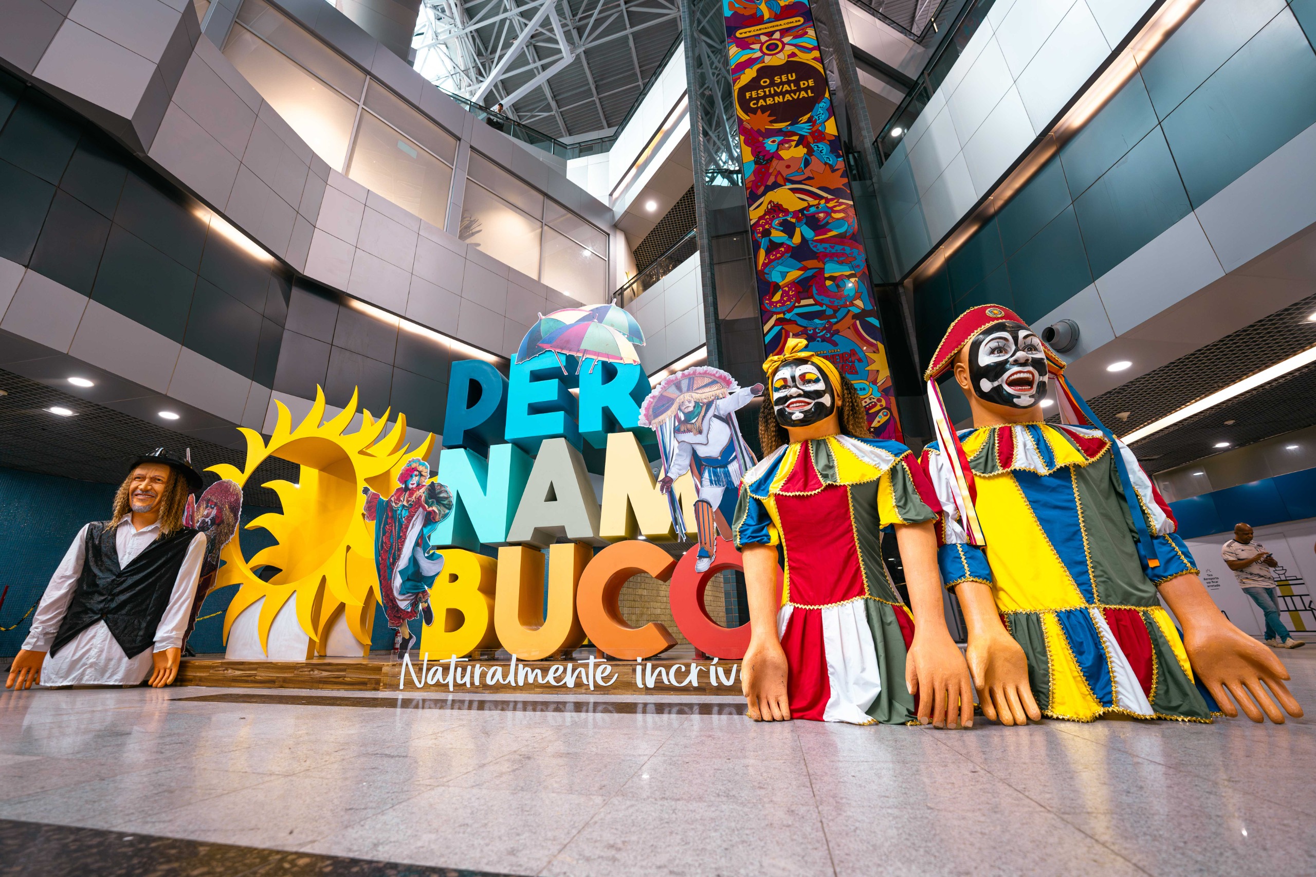 Alceu Valença recepciona turistas no Aeroporto do Recife em clima de carnaval