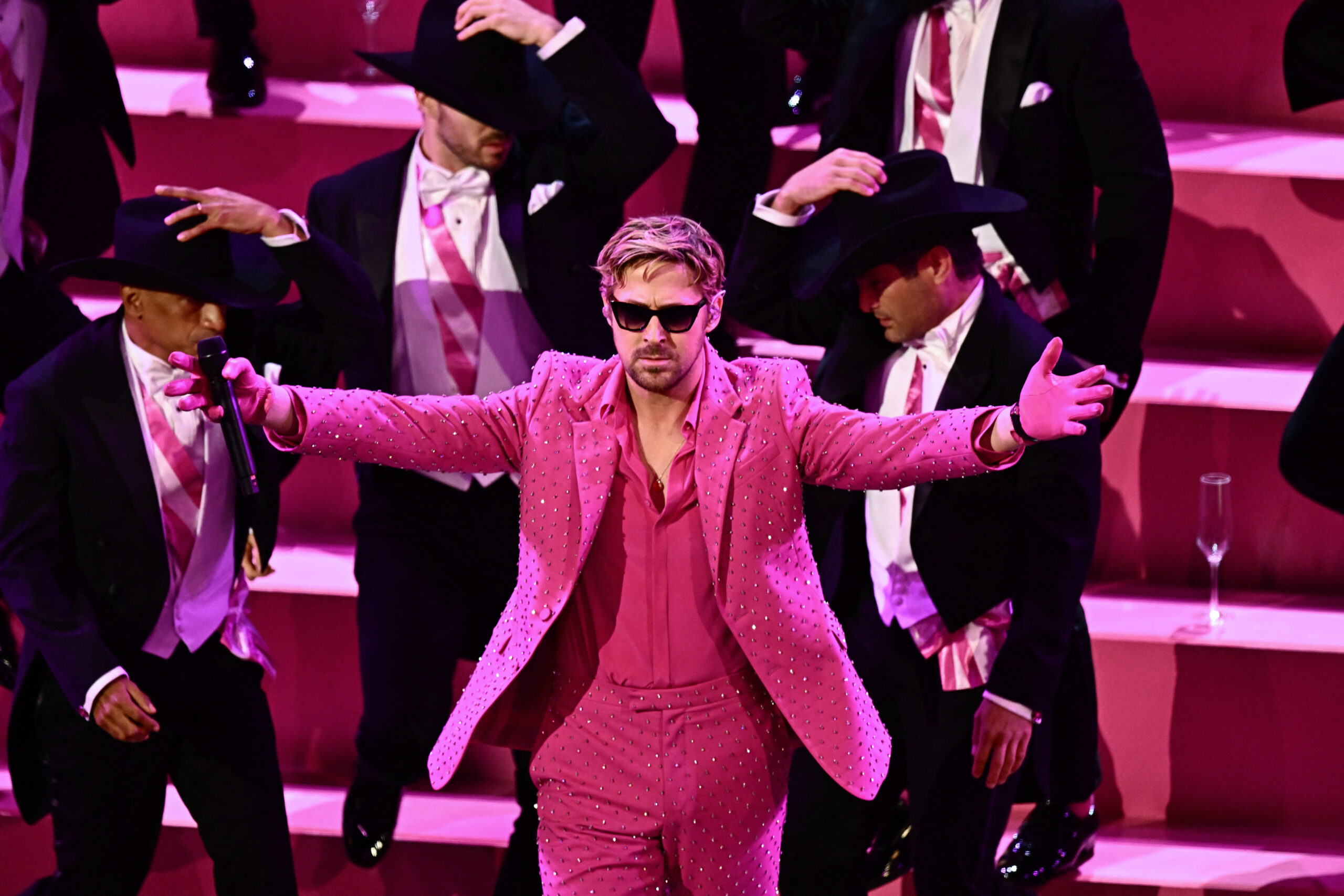 Ryan Gosling entrega tudo em performance ao vivo no Oscar 2024