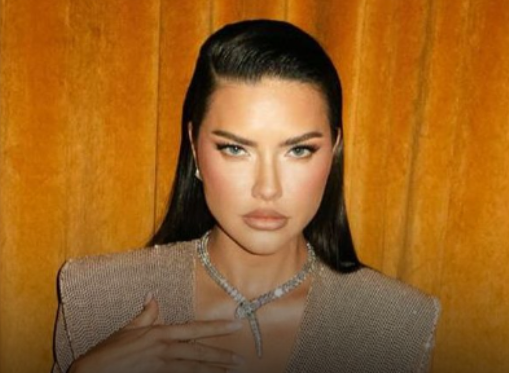 Adriana Lima choca fãs ao postar foto de unhas