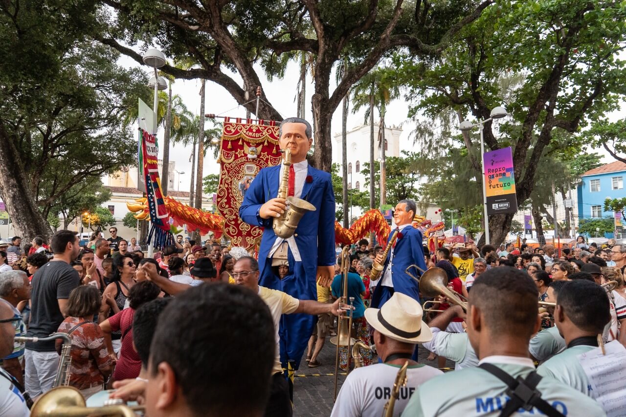 Carnaval de Zé Puluca puxa Arrastão do Frevo no Bairro do Recife