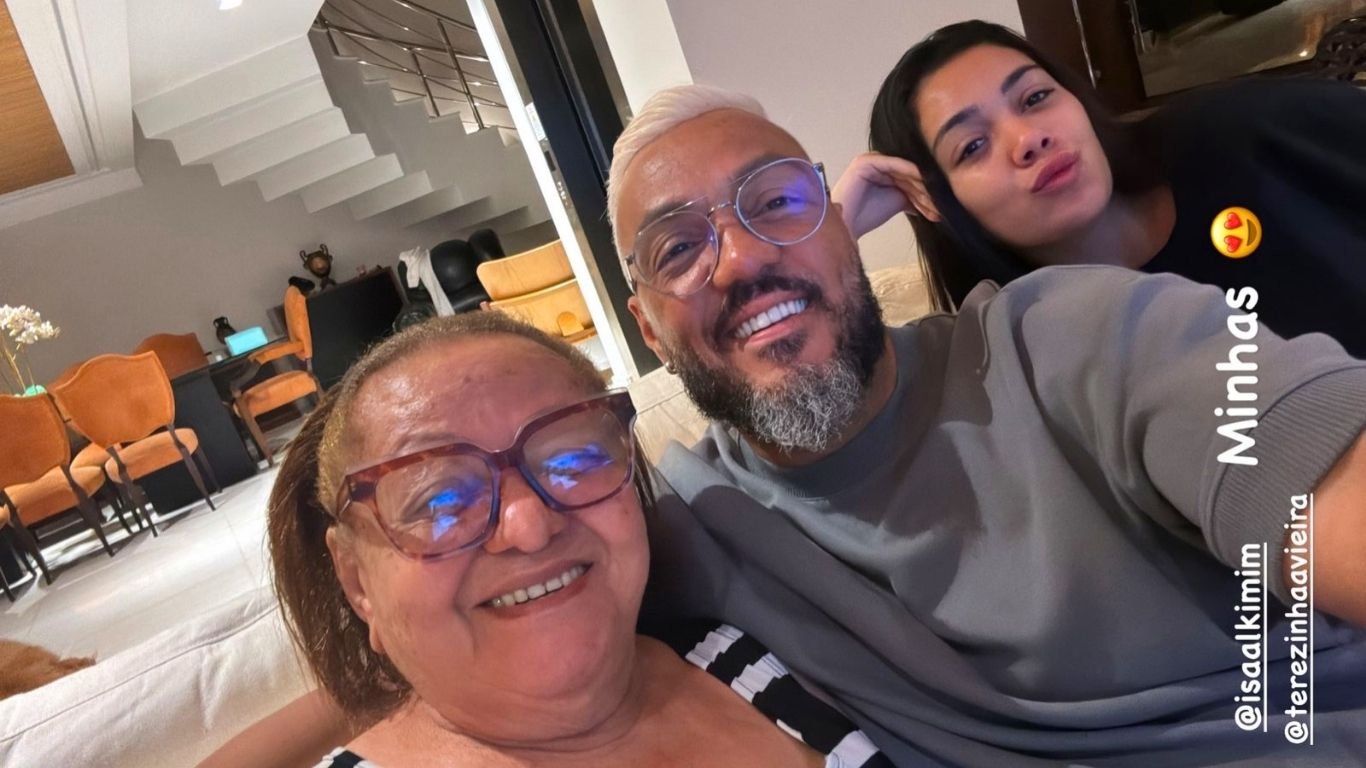 Em momento raro, Belo compartilha foto com mãe e filha caçula