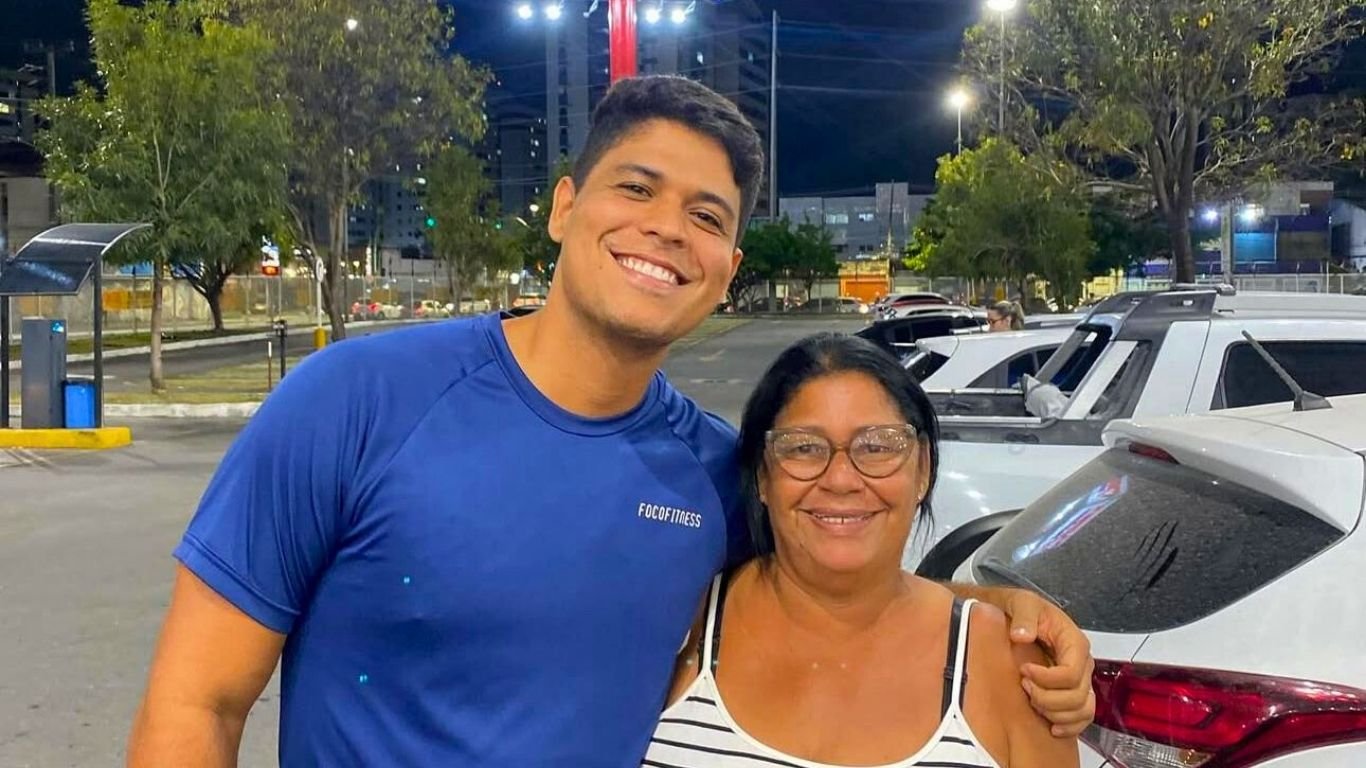 Ex-BBBs Guilherme e Delma participam de encontro com fãs nesta segunda (19) no Tacaruna