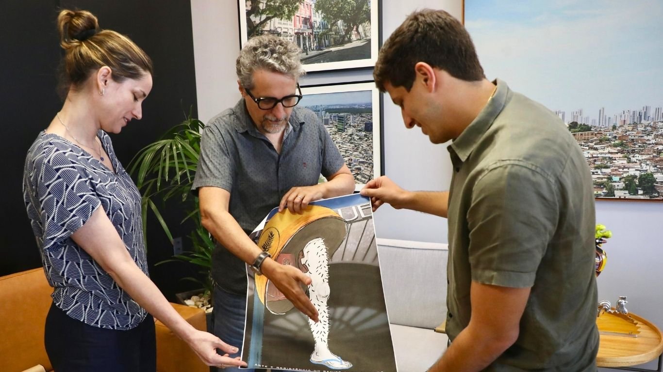 João Campos recebe visita do diretor Kleber Mendonça Filho
