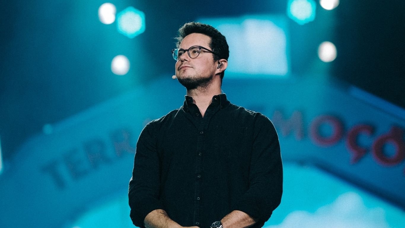 Deive Leonardo se apresenta no Teatro Guararapes nesta sexta (30)