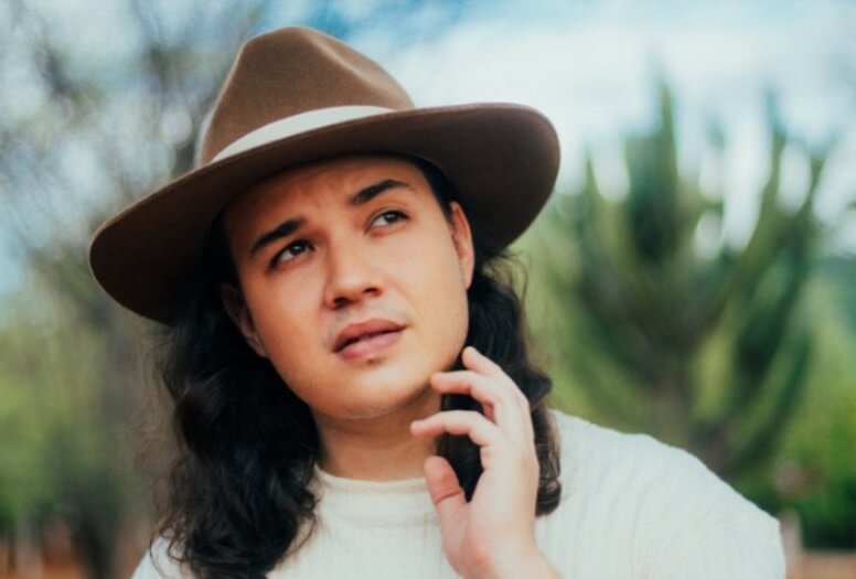 Em novo álbum, Flávio Ferrari canta seu desabrochar