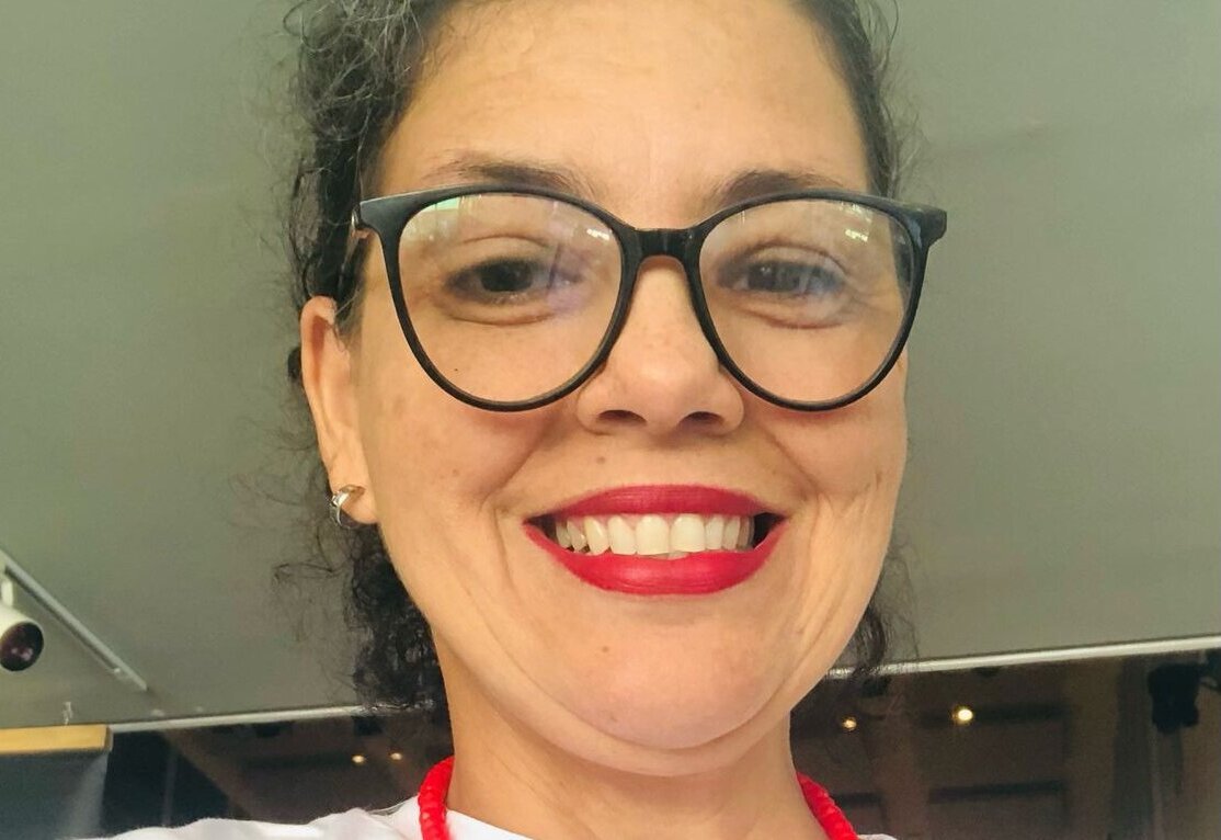 Artista surda pernambucana usa cores e figuras para expressar identidade