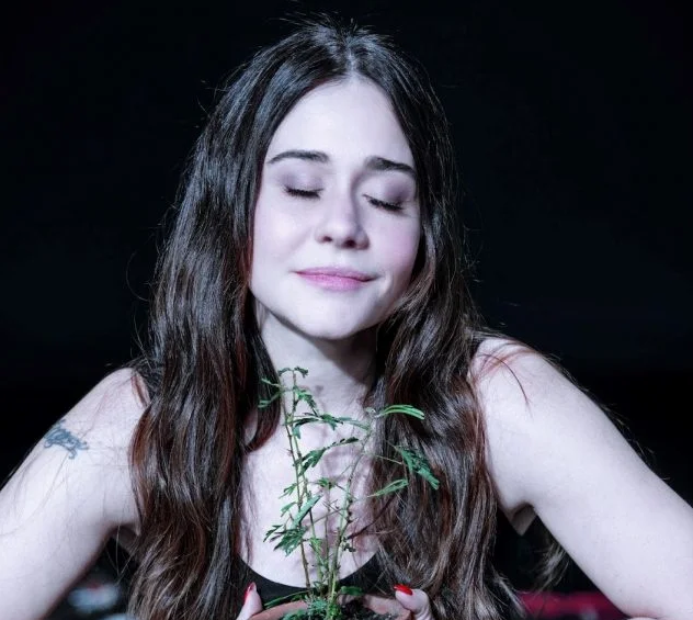 Alessandra Negrini estreia solo como mulher que vira planta no Teatro do Parque