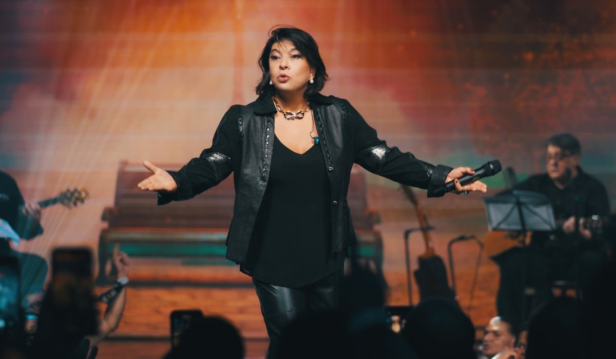 Com 40 anos de carreira, Roberta Miranda celebra força feminina no Teatro Guararapes