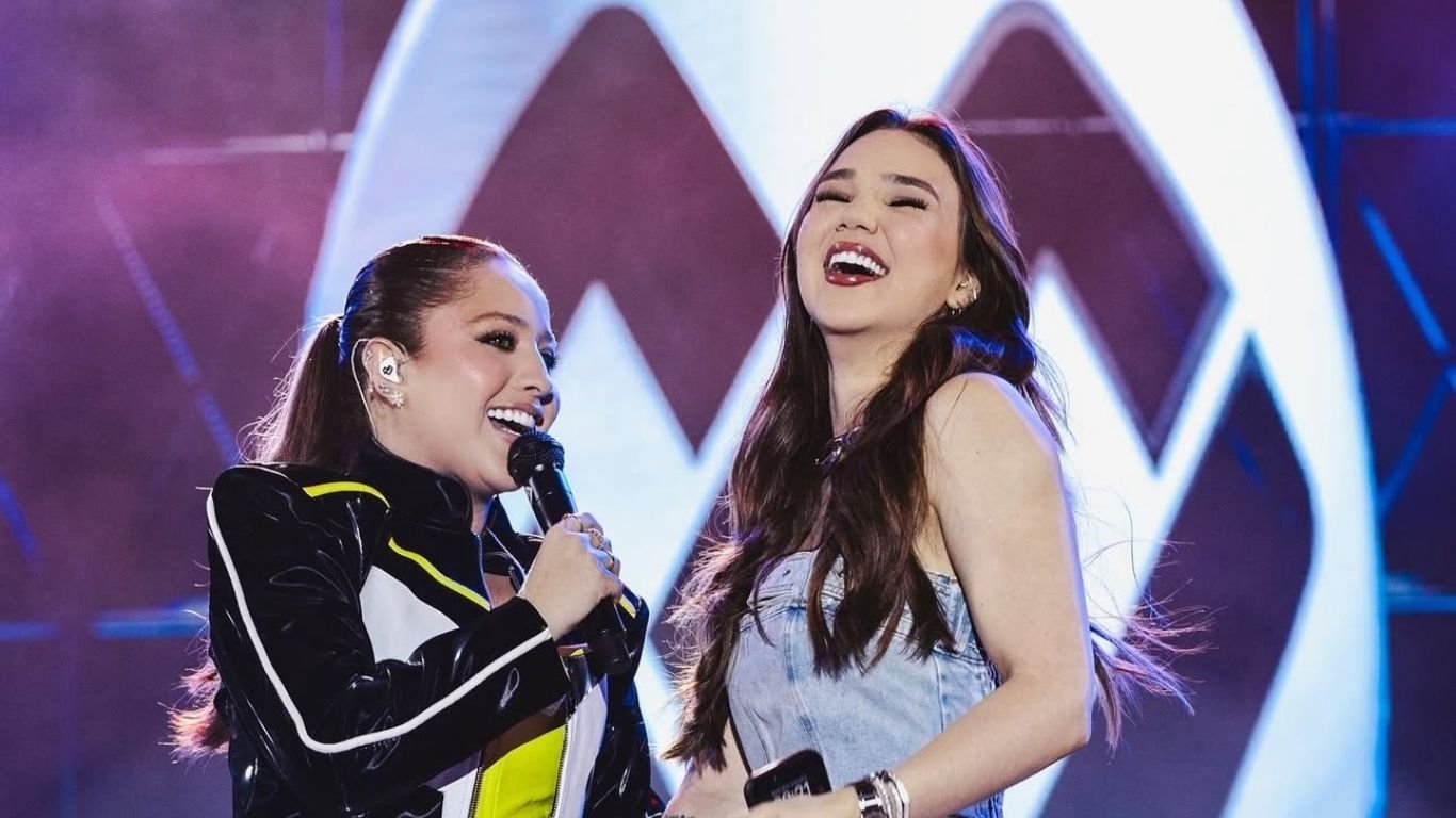 Mari Fernandez pede Júlia Ribeiro em casamento durante show