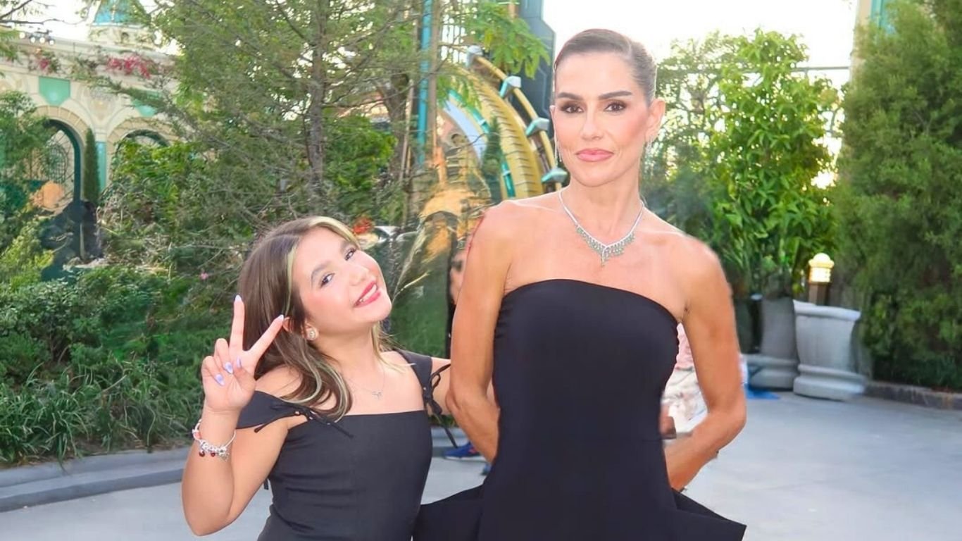 Deborah Secco posta cliques combinando looks com a filha