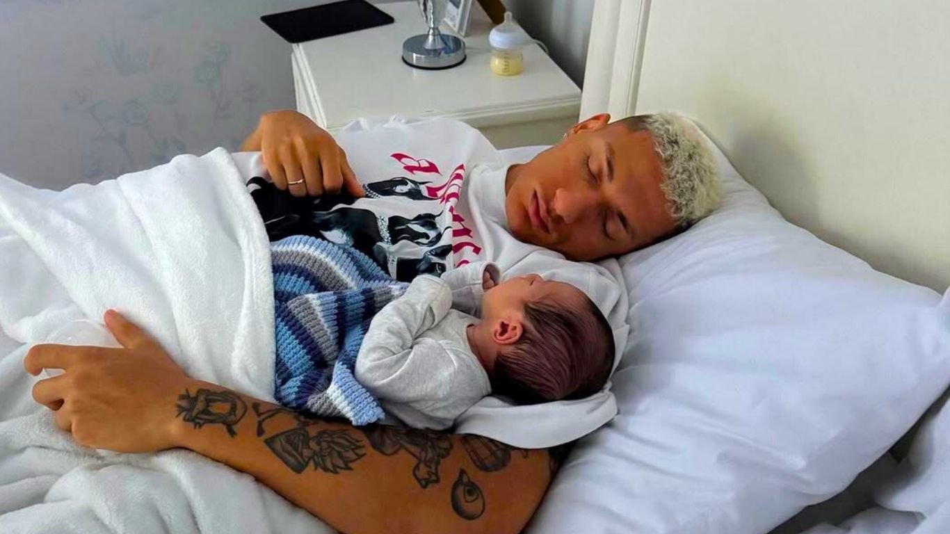 Richarlison em novos registros com o filho recém-nascido