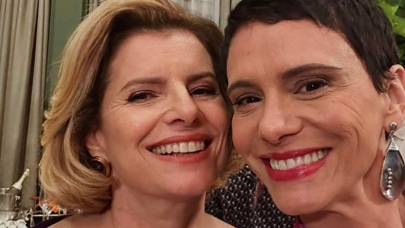 Deborah Bloch e Malu Galli posam juntas nos bastidores de ‘Vale Tudo’