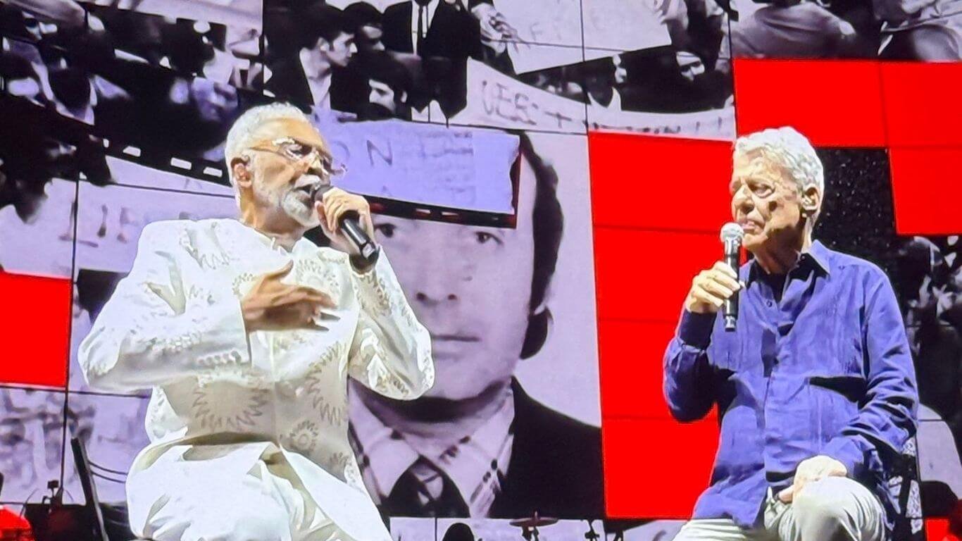 Chico Buarque faz participação surpresa em show de Gilberto Gil