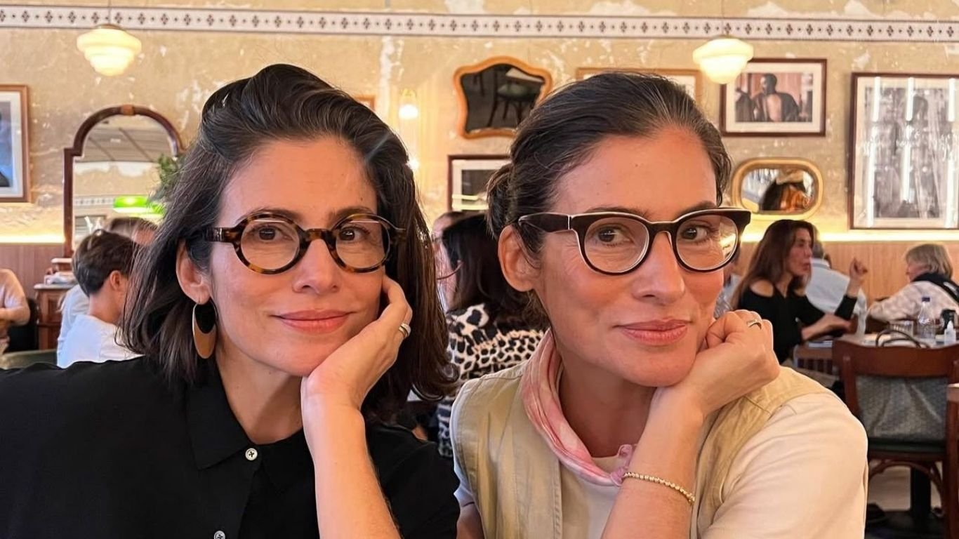 Renata Vasconcellos comemora aniversário com irmã gêmea