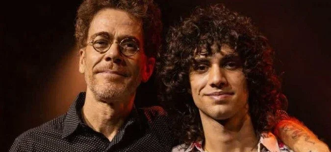 Nando Reis e Sebastião, seu filho, se apresentam no Recife