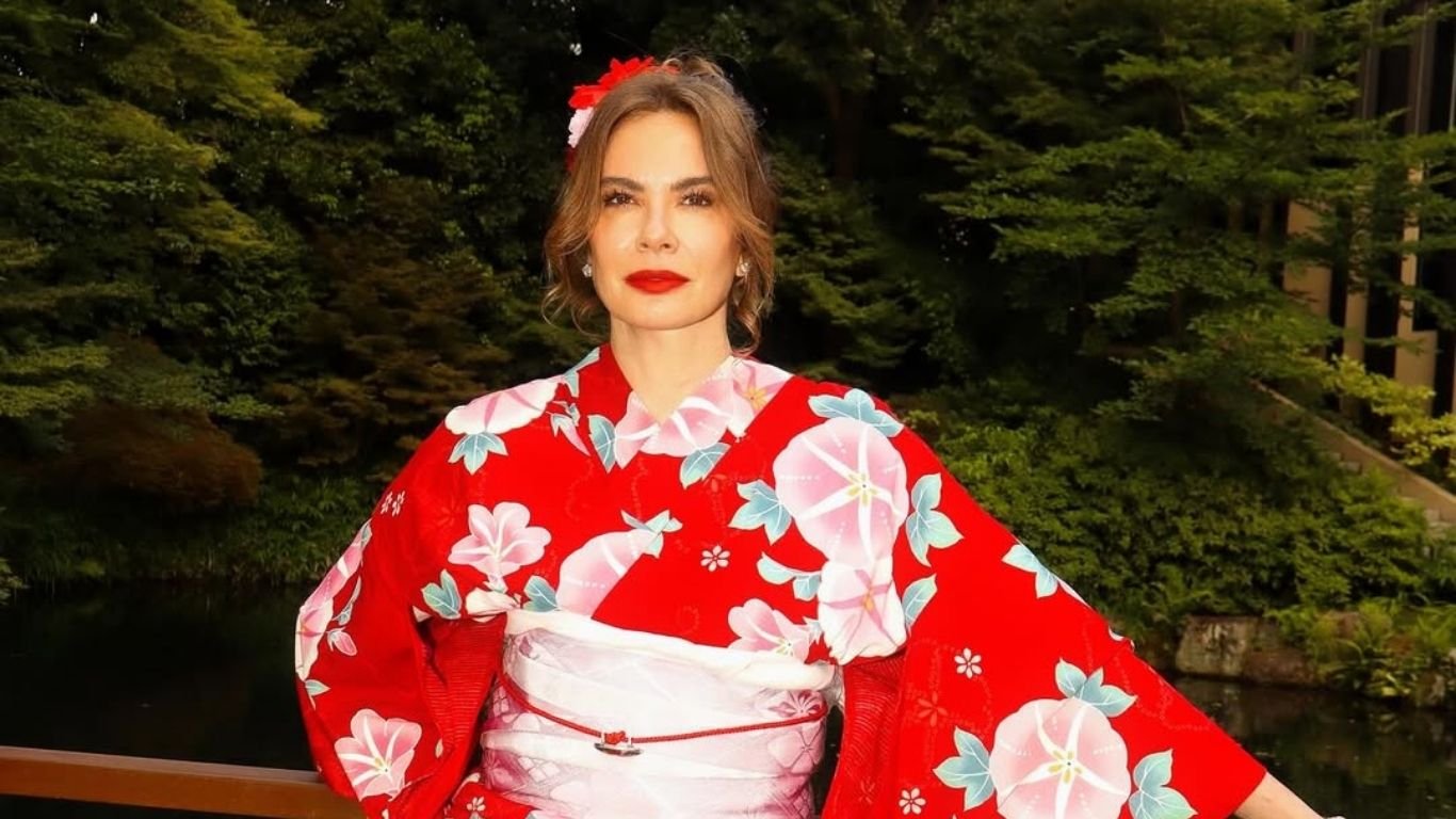 Luciana Gimenez usa tradicional quimono durante viagem ao Japão