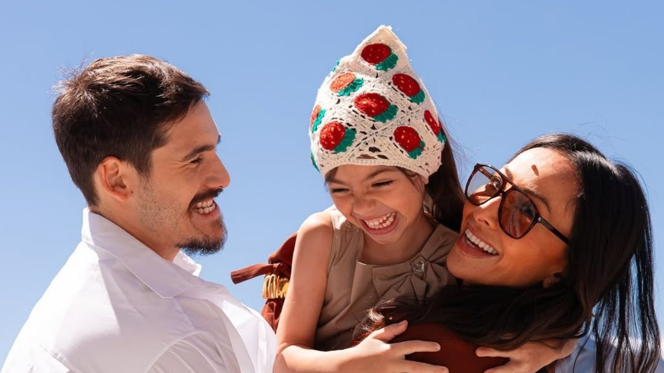 Nicolas Prattes exibe cliques da viagem com Sabrina Sato e enteada; confira