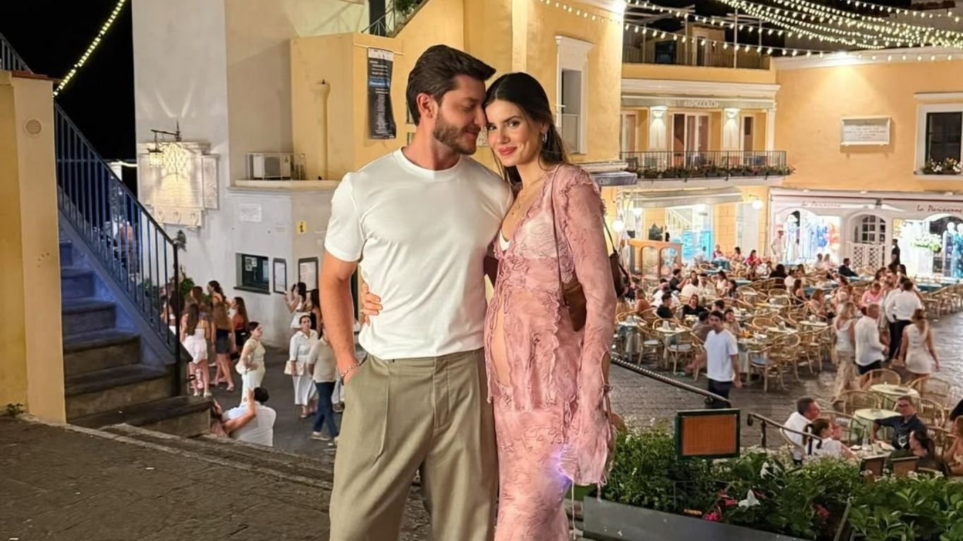 Grávida, Camila Queiroz exibe barriga durante viagem à Itália