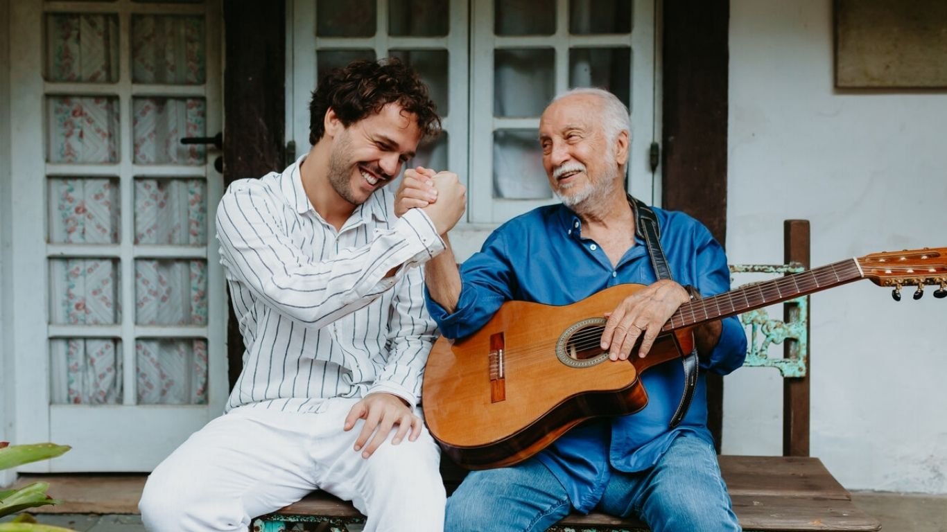 Theo Bial lança single em parceria com Roberto Menescal nesta sexta (25)