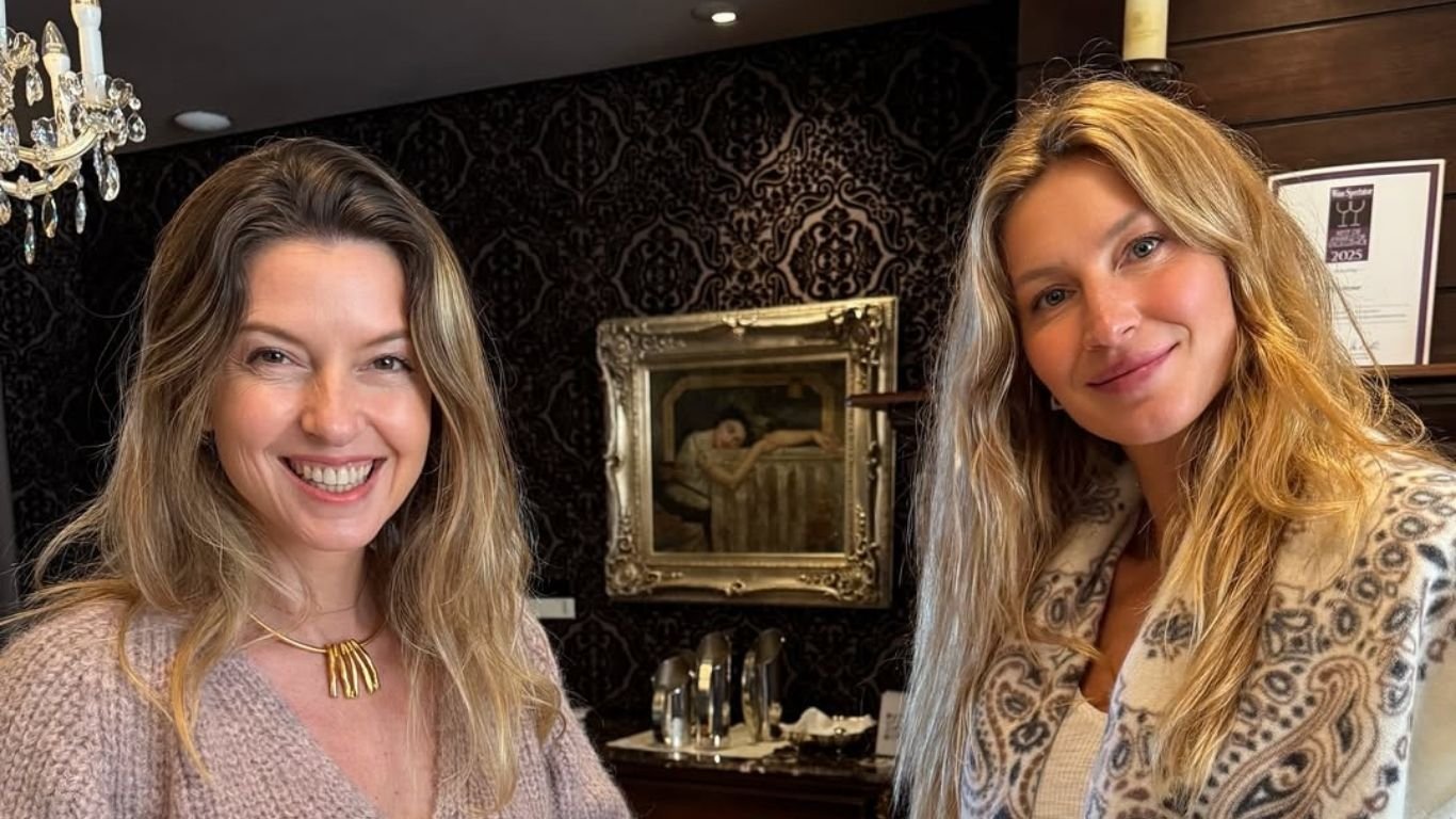 Gisele Bündchen celebra 45 anos ao lado da irmã gêmea