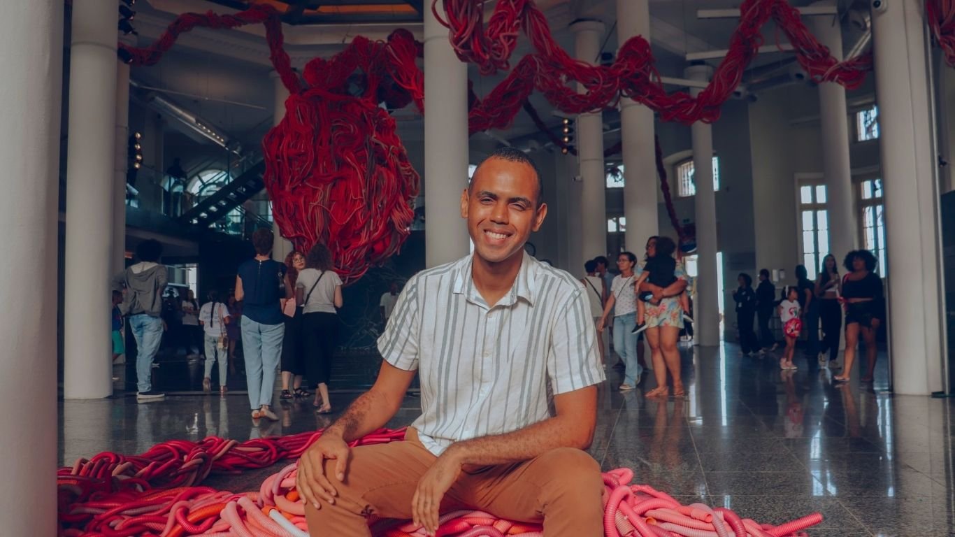 Exposição ‘Conexões Viscerais’ traz obras de Eliú Damasceno