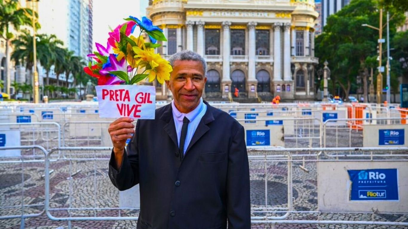 Fãs de Preta Gil se despedem da cantora no Theatro Municipal