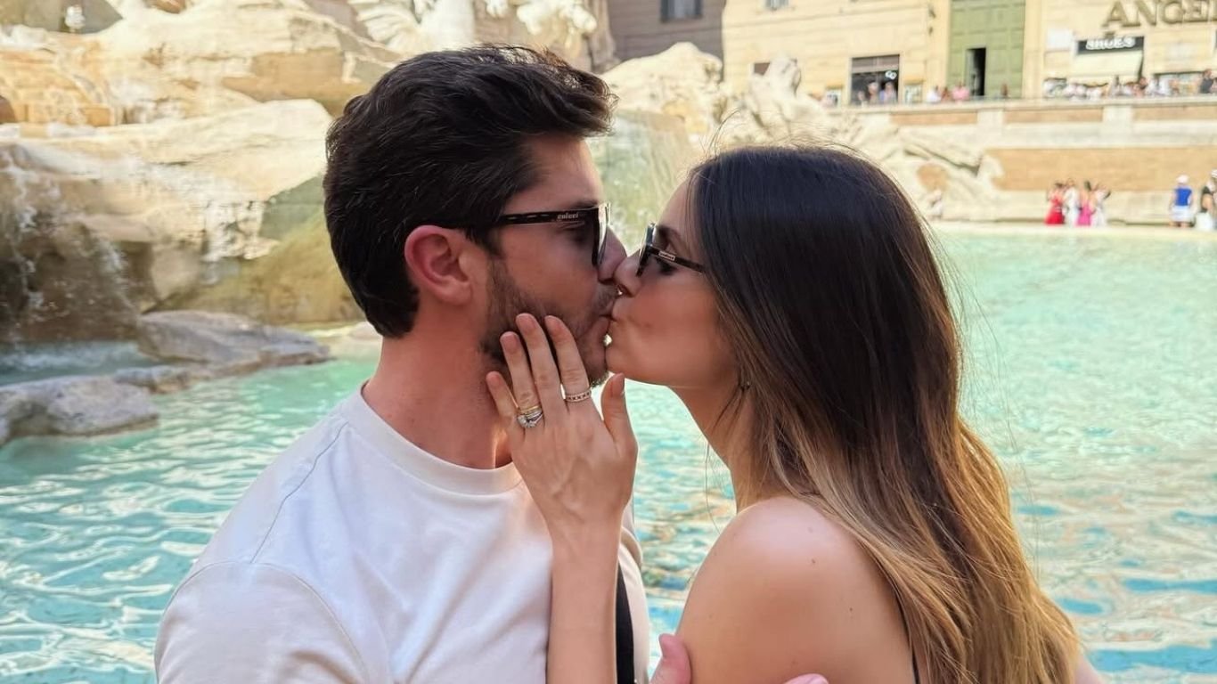 Camila Queiroz e Klebber Toledo posam durante viagem à Roma