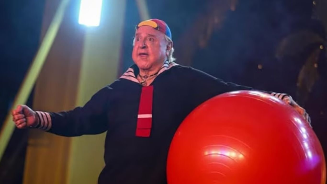 Aos 81 anos, Carlos Villagrán volta aos palcos como Quico