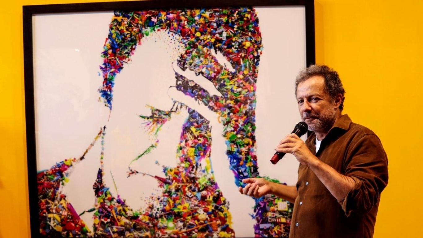 Vik Muniz faz visita guiada da sua exposição ‘A Olho Nu’ no IRB