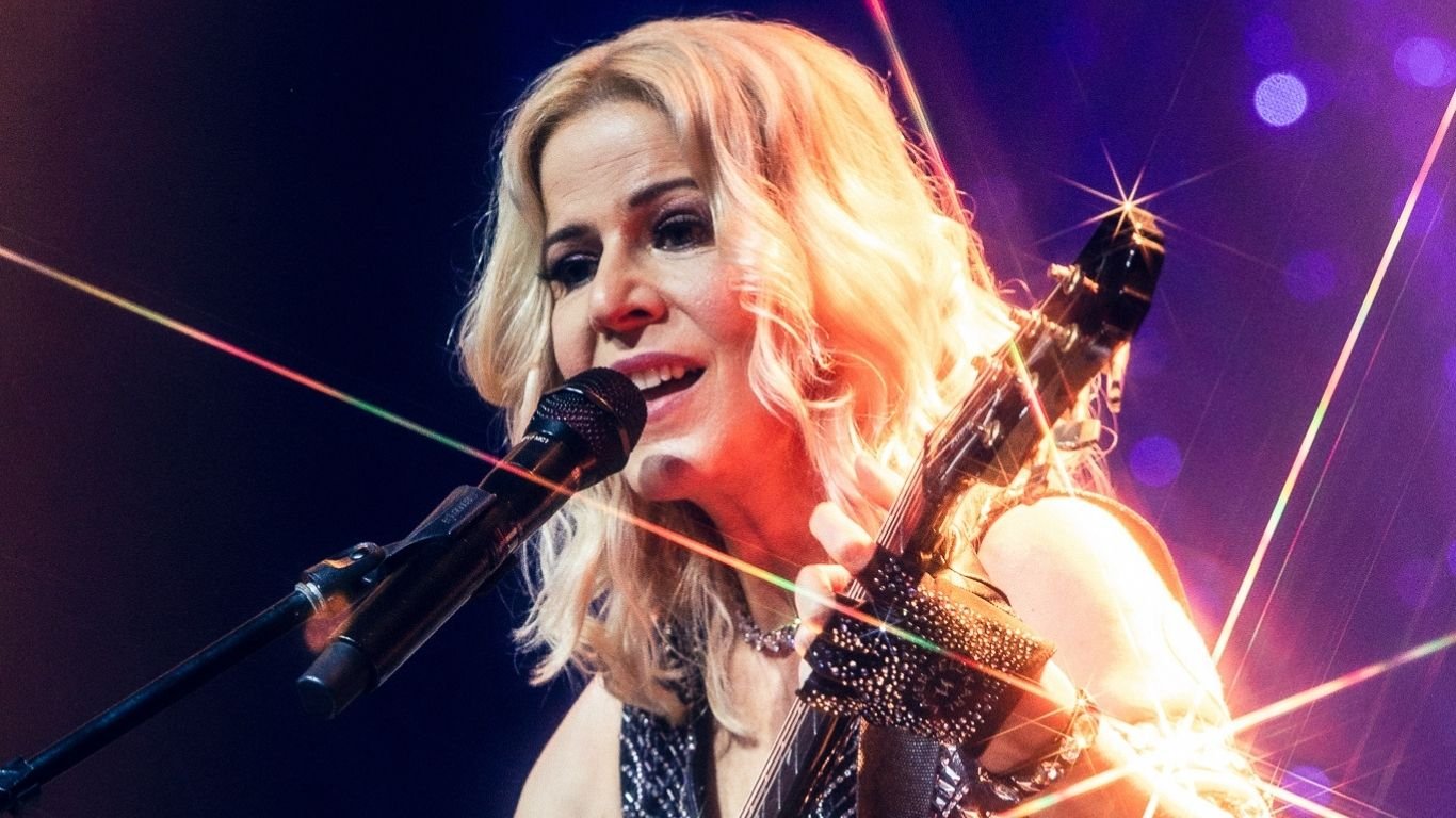 Paula Toller se apresenta neste sábado (2), no palco do Teatro Guararapes