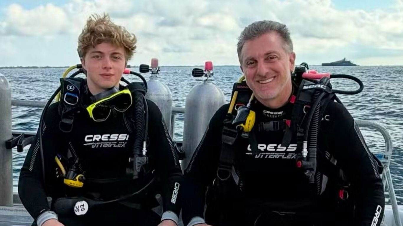 Luciano Huck e o filho Benício mergulham em mar com tubarões