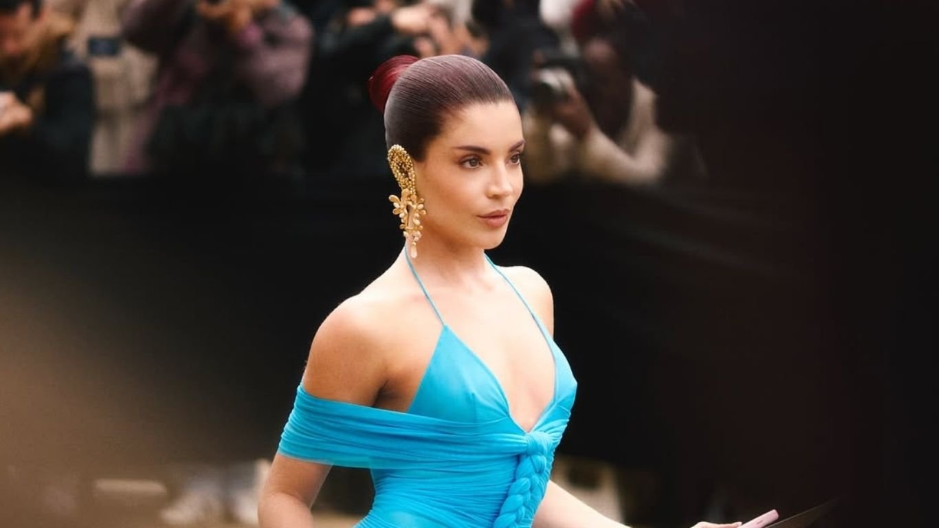 Gkay faz selfie com Kim Kardashian durante desfile em Paris; veja
