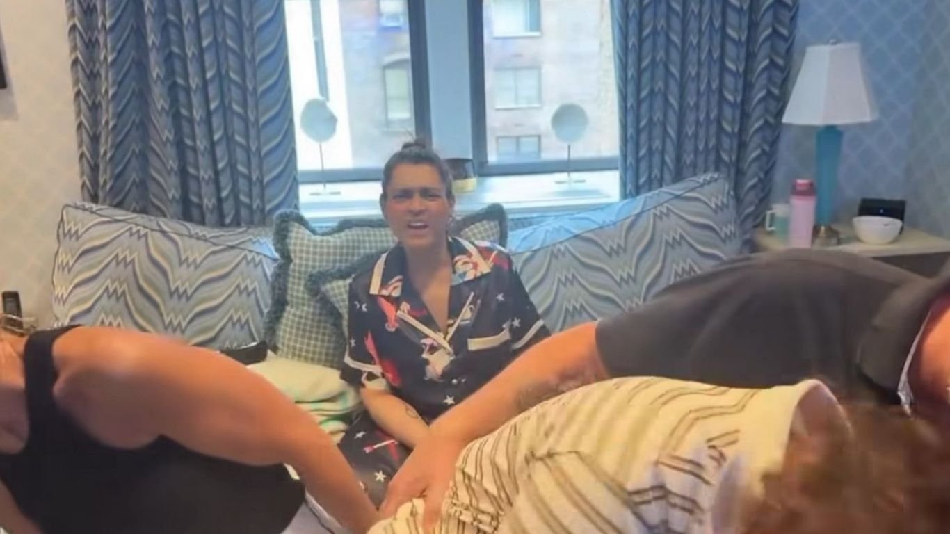 Preta Gil participa de trend viral com os amigos nos EUA; veja