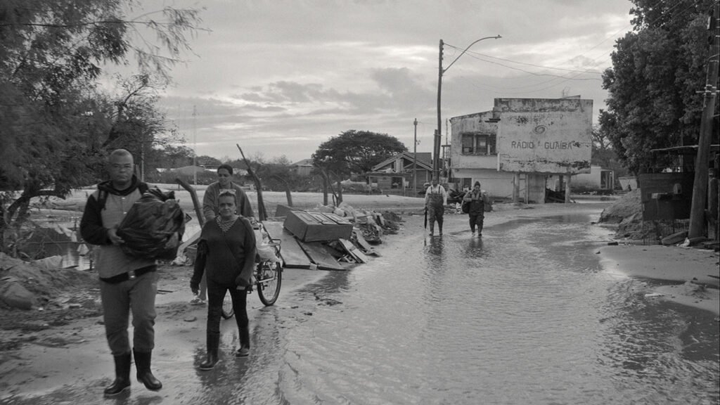 ‘Rua do Pescador Nº 6’, de Bárbara Paz, relembra desastre do Rio Grande do Sul
