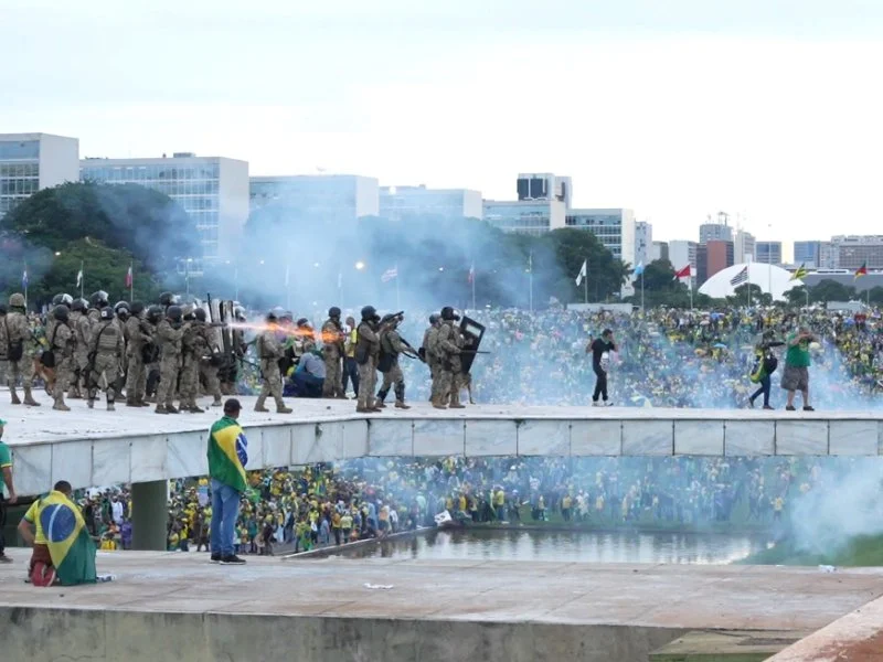 ‘No Céu da Pátria Nesse Instante’ reflete divisão política do país