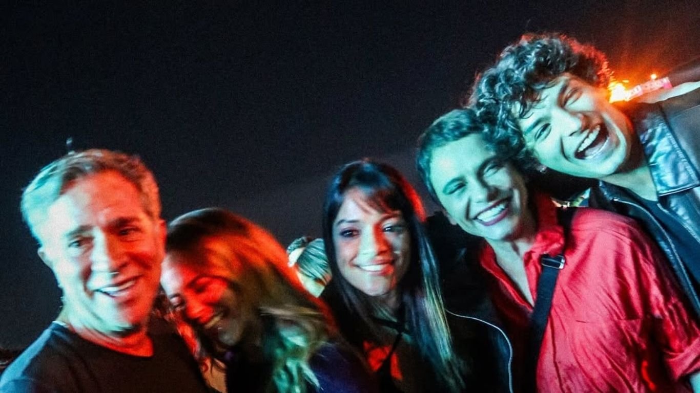 Atores de ‘Vale Tudo’ posam em momento de descontração