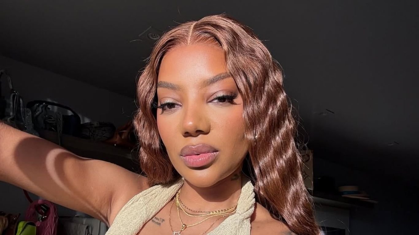 Ludmilla rebate internauta que debochou do seu inglês em show; veja