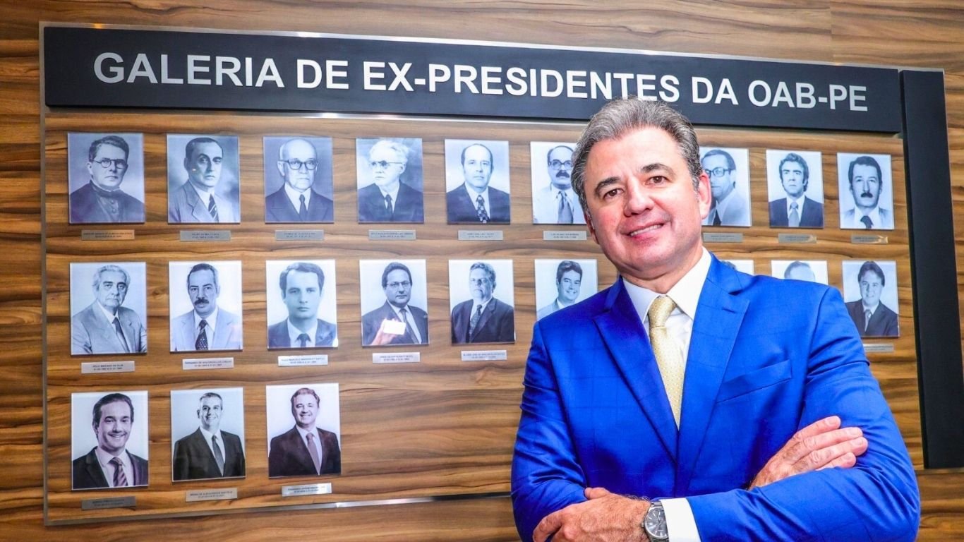 Fernando Ribeiro Lins lança livro e é homenageado na OAB-PE