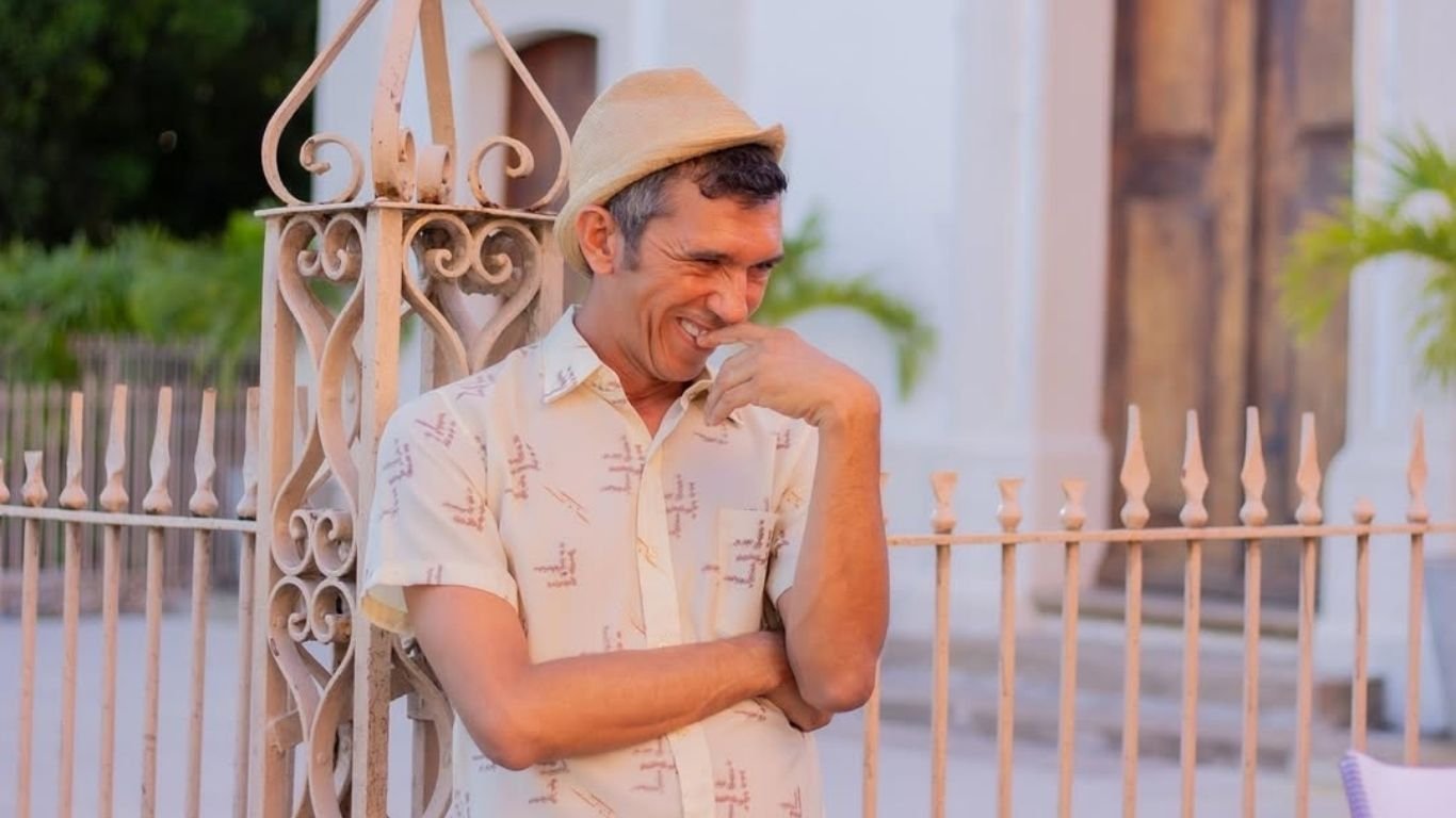 Rubens Santos celebra 20 anos de carreira com show de humor