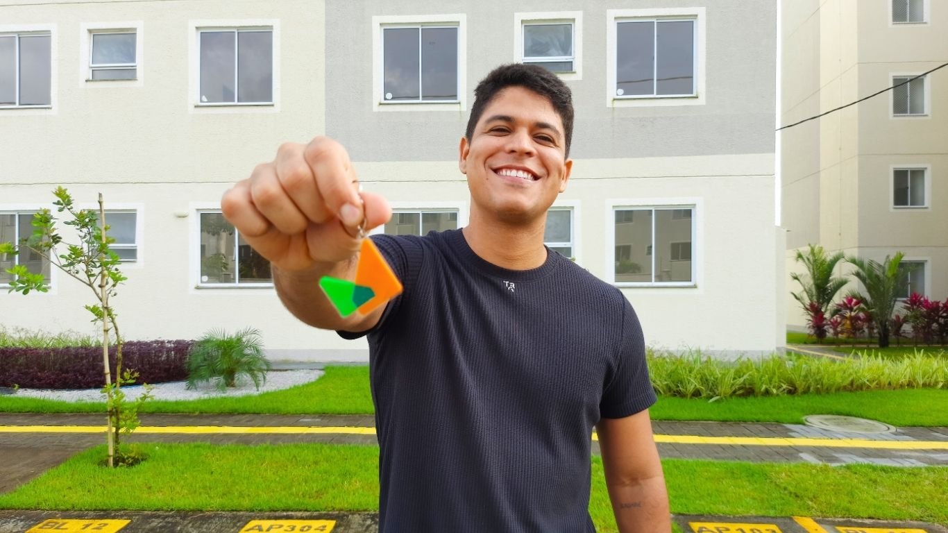 Ex-BBB Guilherme Vilar recebe o apartamento que ganhou no reality
