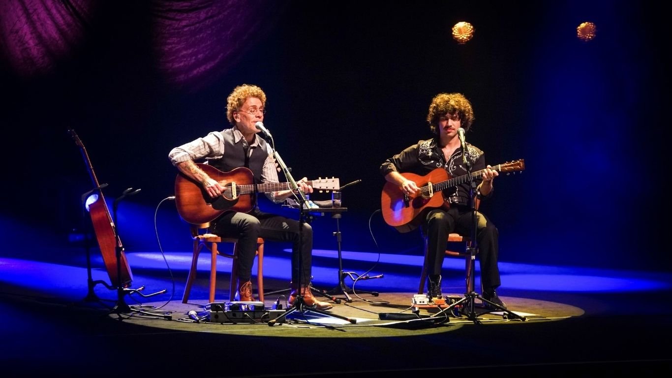 Nando Reis brilha em show no Recife com o filho, Sebastião