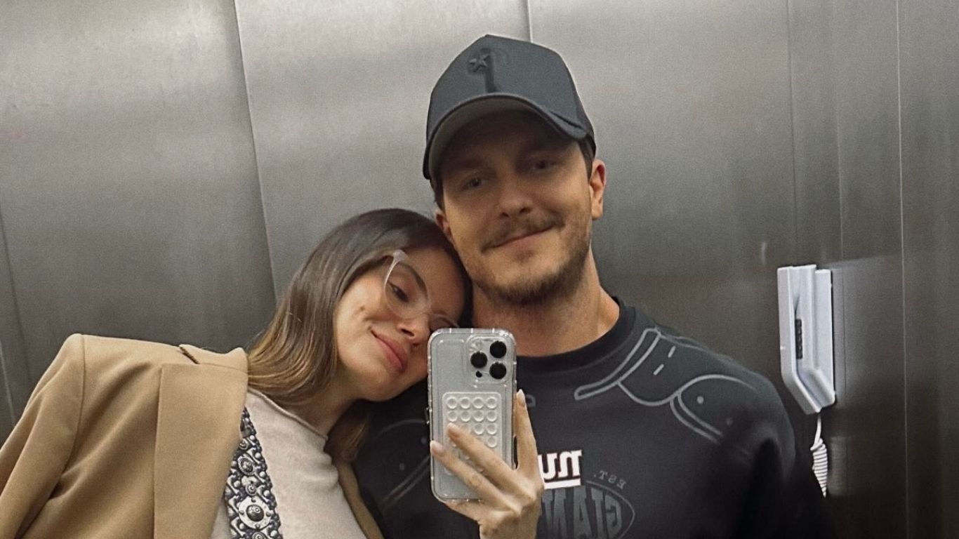 Camila Queiroz e Klebber Toledo fazem ultrassom do primeiro filho