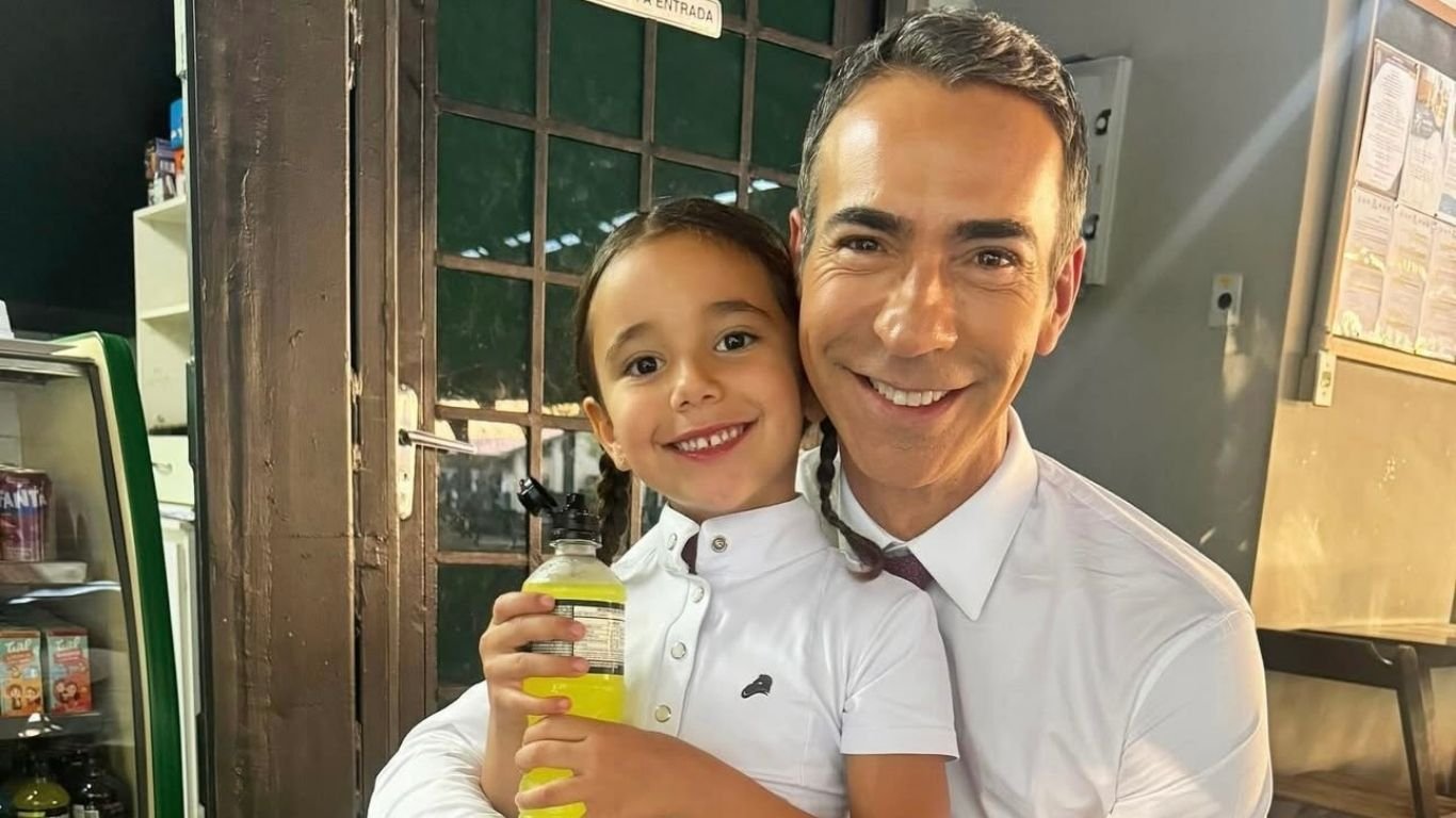 César Tralli recebe visita da filha na Globo, que posa na bancada do ‘JH’; confira