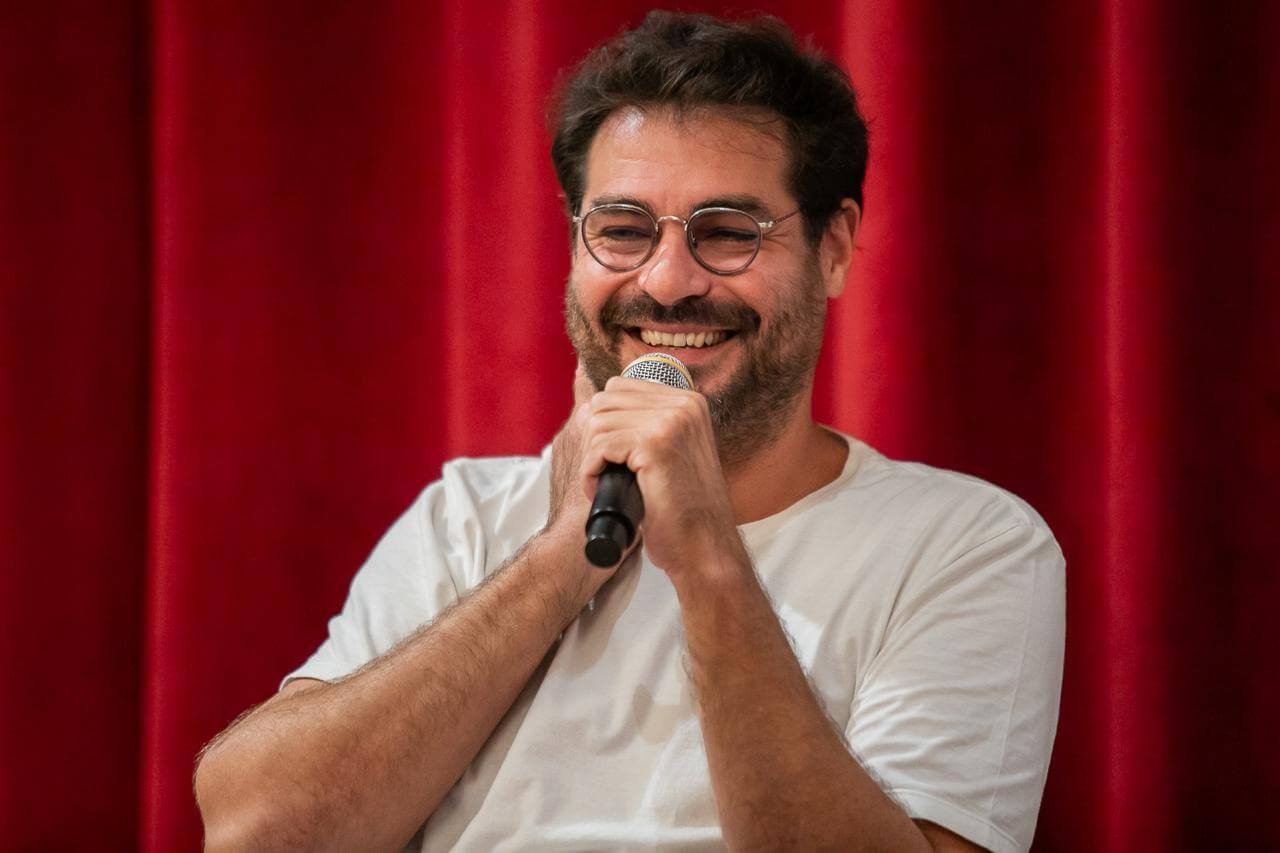 Thiago Lacerda mergulha no lirismo erótico de Drummond em leitura cênica no Recife