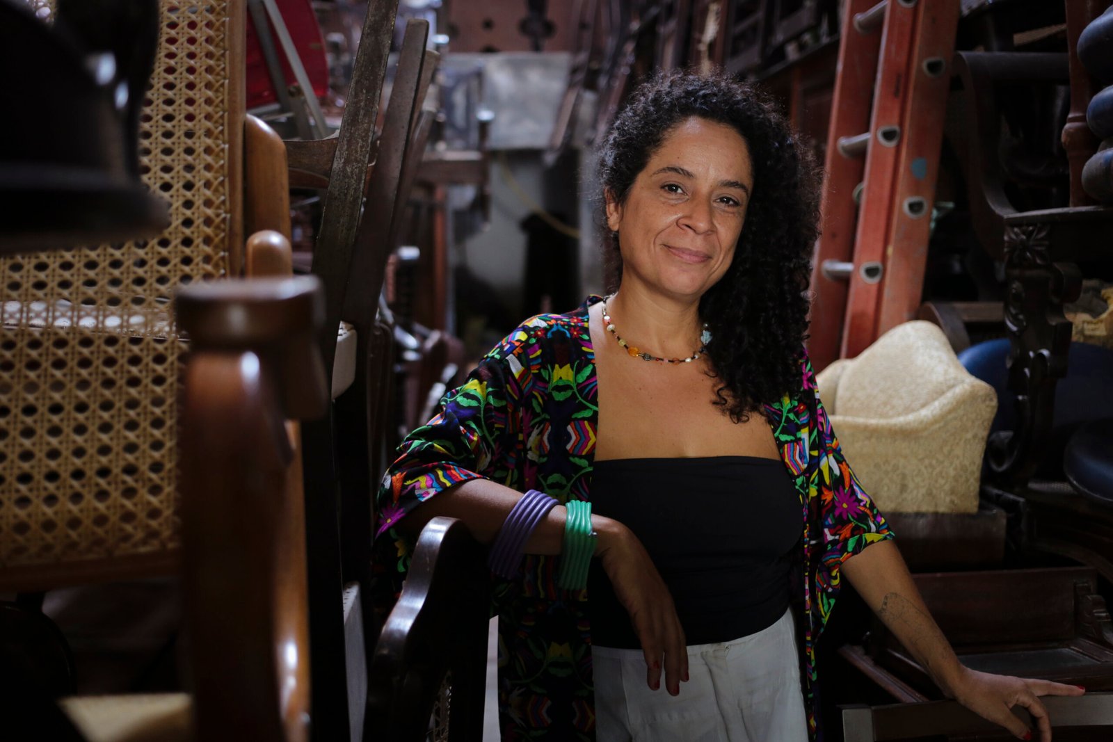 Artista Lia Leticia confronta as convenções da arte em exposição no Mamam