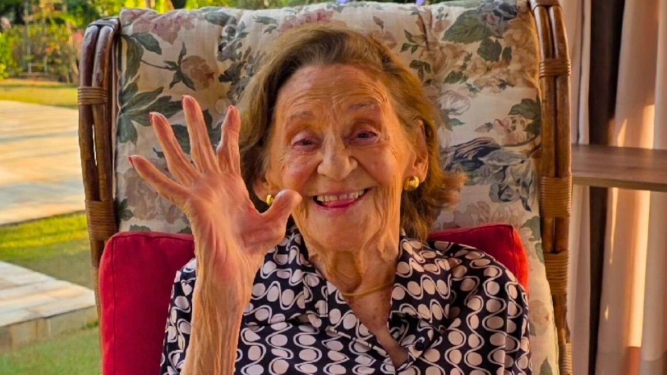 Aos 98 anos, a diva Laura Cardoso curte fim de semana em família