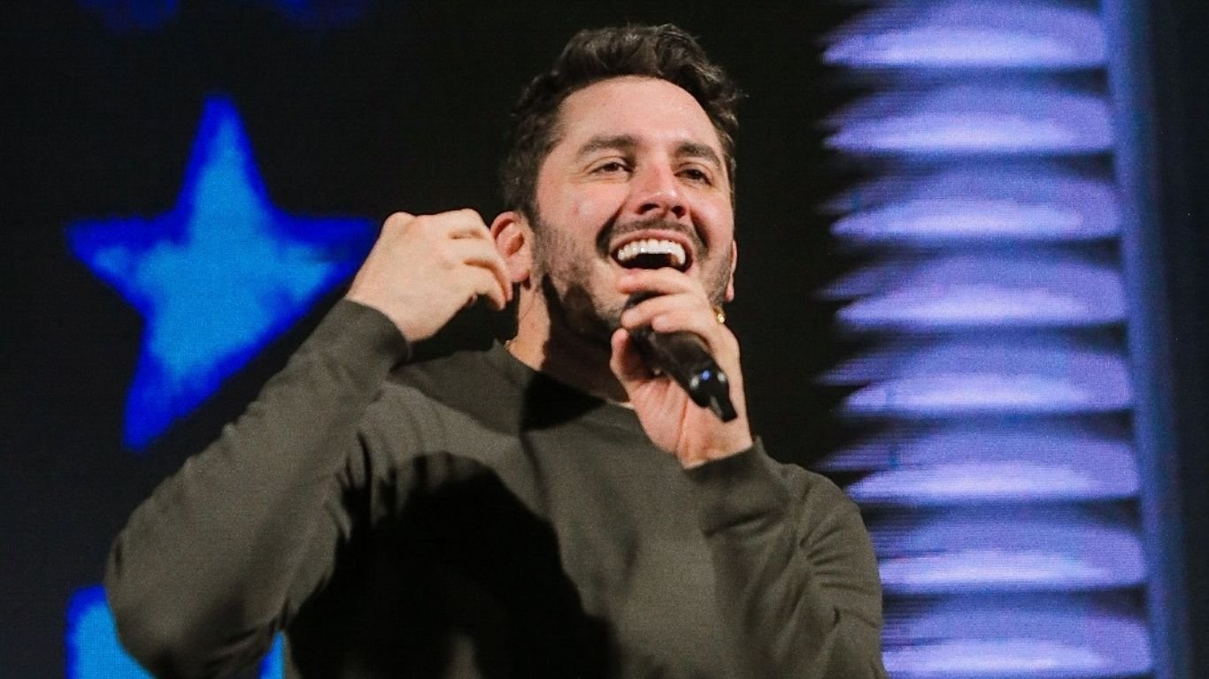 Jonas Esticado anuncia primeiro convidado do DVD no Recife