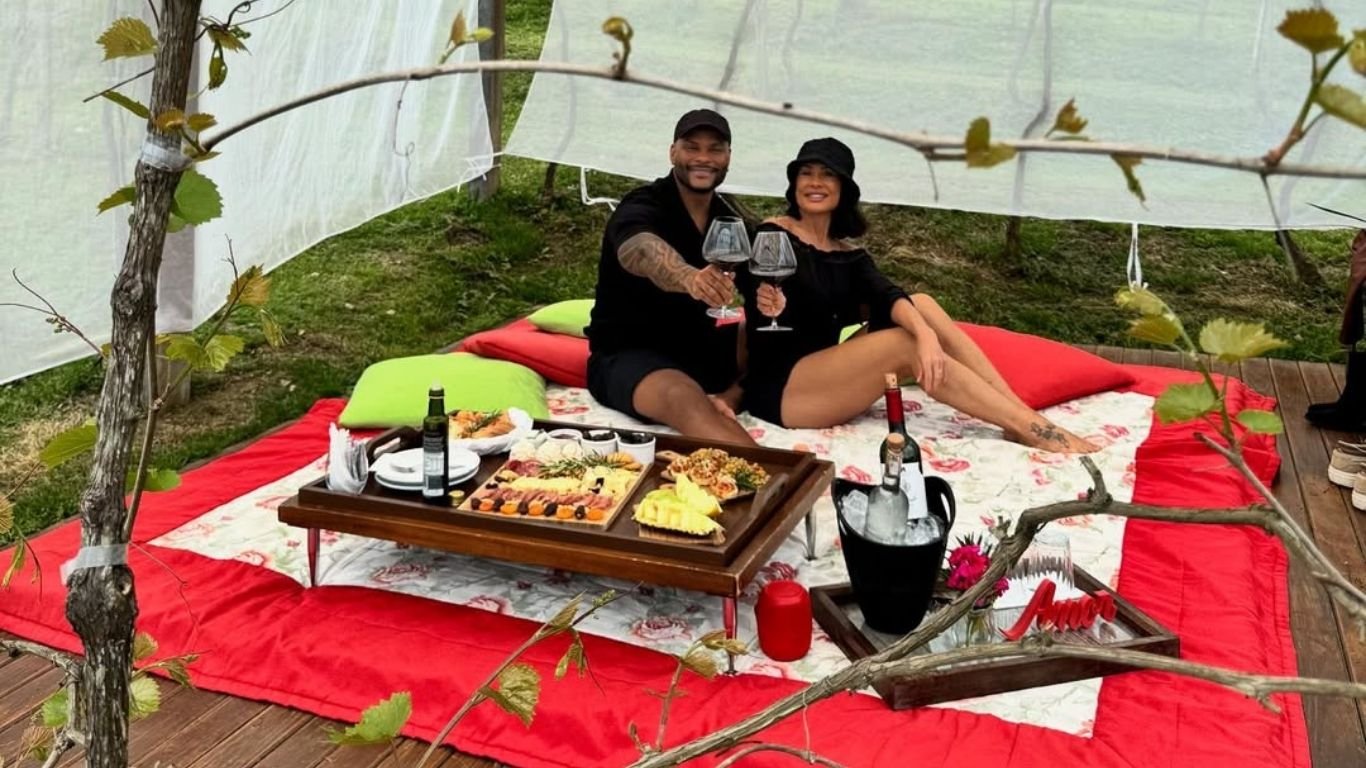 Scheila Carvalho faz piquenique romântico com Tony Salles