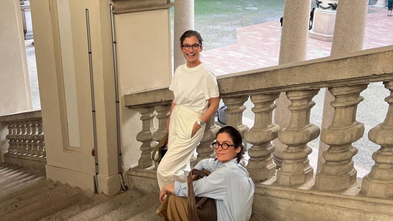 Renata Vasconcellos curte férias na Espanha com a irmã gêmea